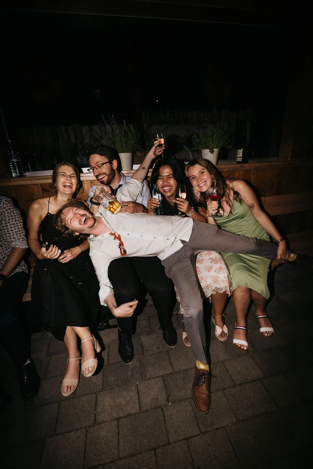 Hochzeitsgäste feiern ausgelassen auf der Party